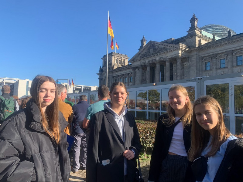 11.10. vor dem Reichstagsgebäude