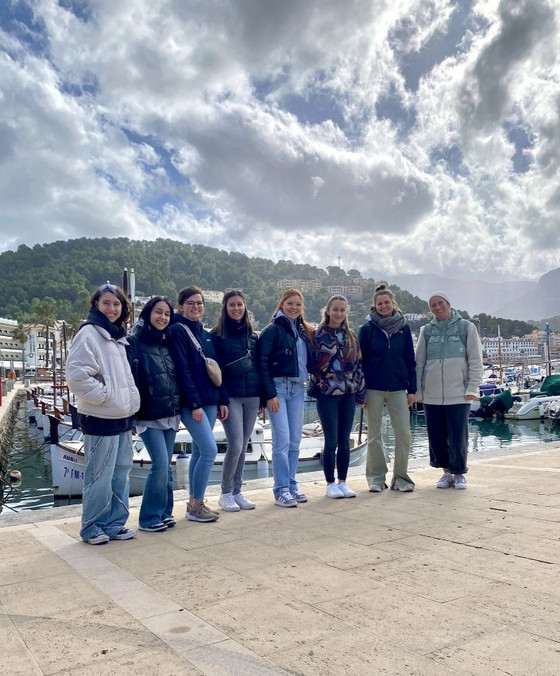 Von links nach rechts: Giulia, Stavi, Lisa, Celina, Leonie, Nina, Frau Kraut und Frau Thiem in Sóller am Hafen.