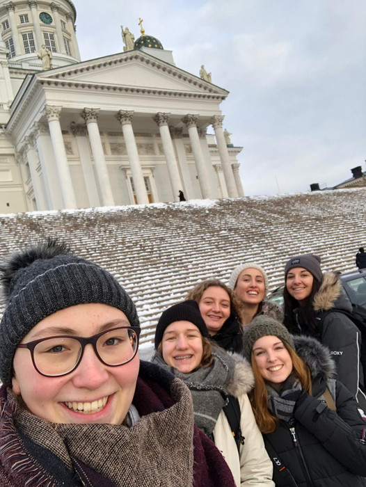 Vor dem Dom in Helsinki