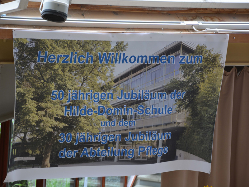 Banner zum 50-jährigen Schuljubiläum, 30-jährigen Bestehen der Pflegeausbildung an der Hilde-Domin-Schule