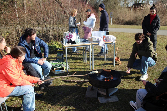 Stockbrot backen und Grillwurst über der Feuerschale