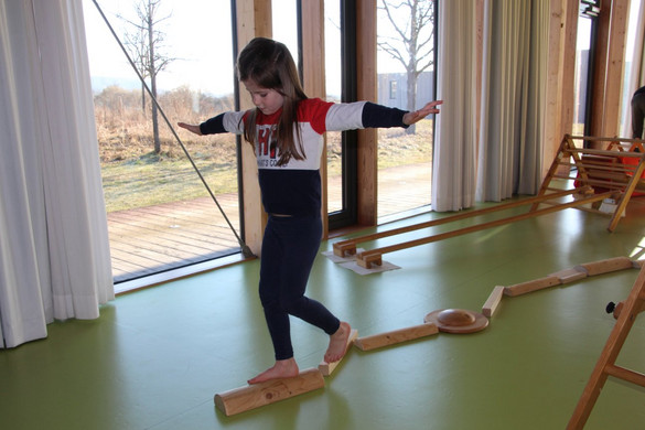 Bewegungslandschaft mit Hengstenberggeräten für Kinder