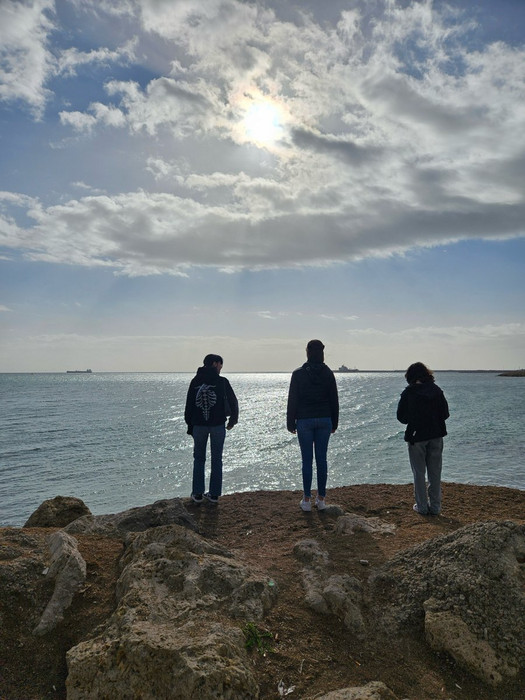 Kathedrale am Hafen in Palma. Zu sehen sind Stavi (links), Lisa (Mitte), Giulia (rechts)