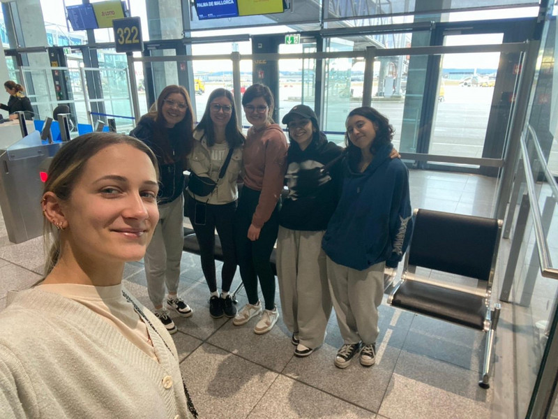 am Gate des Flughafens in Stuttgart, von links nach rechts: Nina, Leonie, Celina, Lisa, Stavi und Giulia