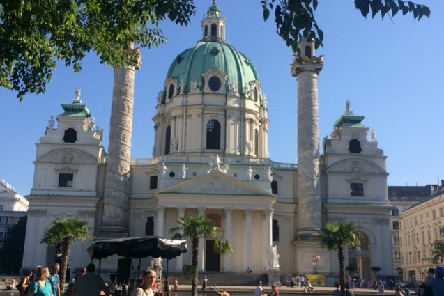 Die Karlskirche bei strahlendem Sonnenschein