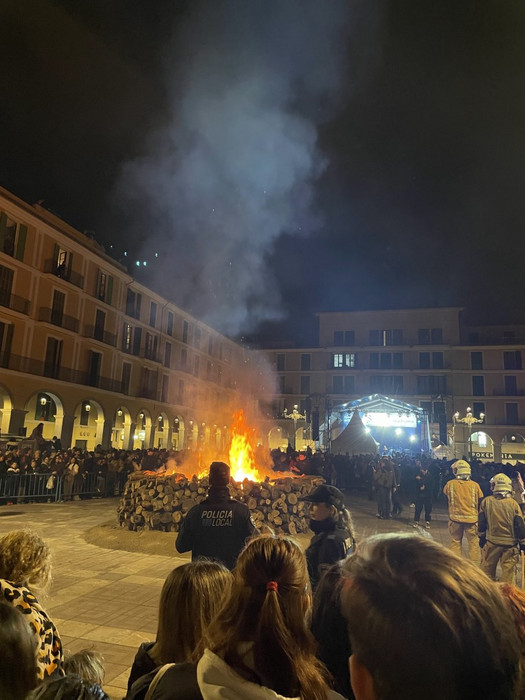 Feuer auf der Placa Major im Rahmen der Festlichkeiten für San Sebastian