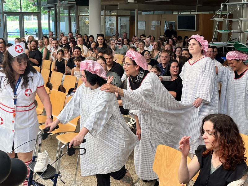 Szene aus der Pflege, dargestellt von Auszubildenden der Klasse 3BFP1