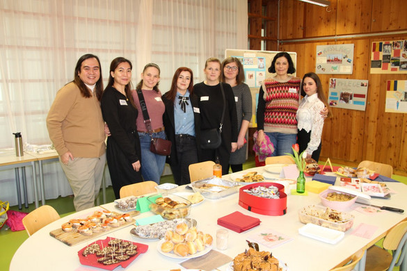 Auszubildende aus der generalistischen Pflegeausbildung brachten Spezialitäten aus ihren Heimatländern mit