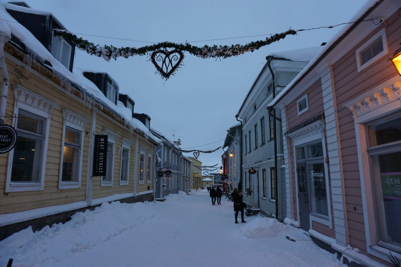 Inmitten von Porvoos verschneiter Altstadt