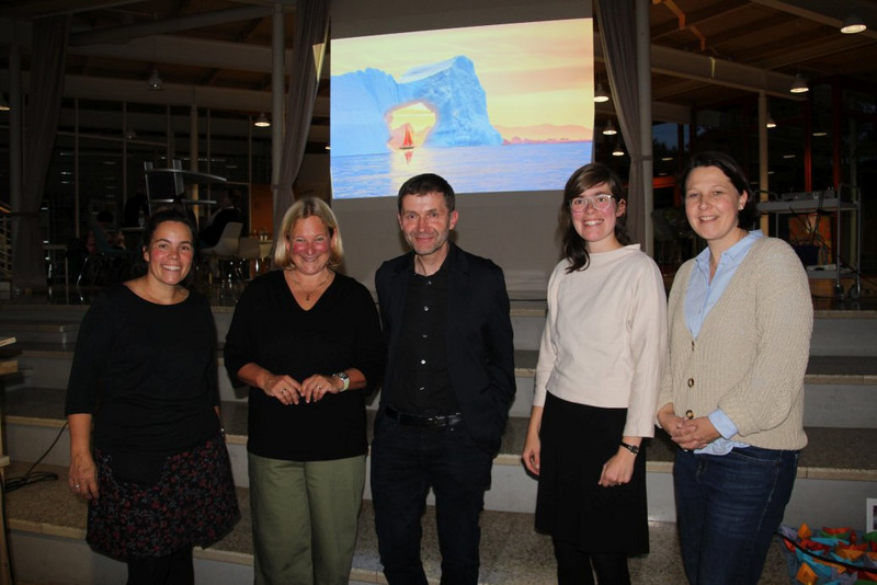 Iris Macke und Axel Reimann vom Andere Zeiten Team mit den organisierenden Lehrerinnen Kerstin Schmidt (links), Elisabeth Lebherz und Dorothee Beer (rechts)