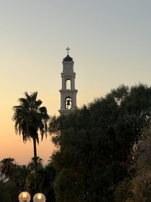 Gruppenbild vor dem Glockenturm von Jaffa