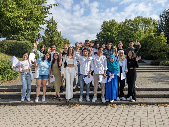 Schülerinnen und Schüler des VABO der Hilde-Domin-Schule freuen sich über ihre Leistungen