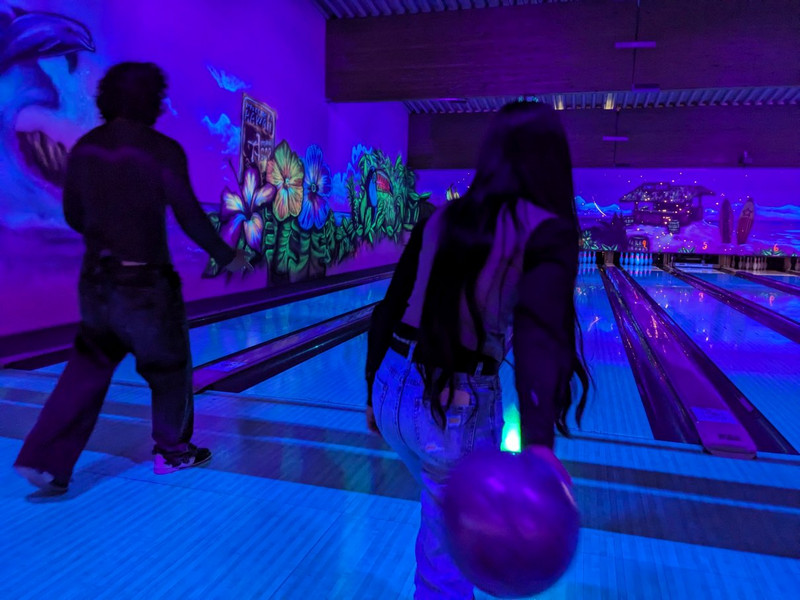 AVdual spielt Bowling